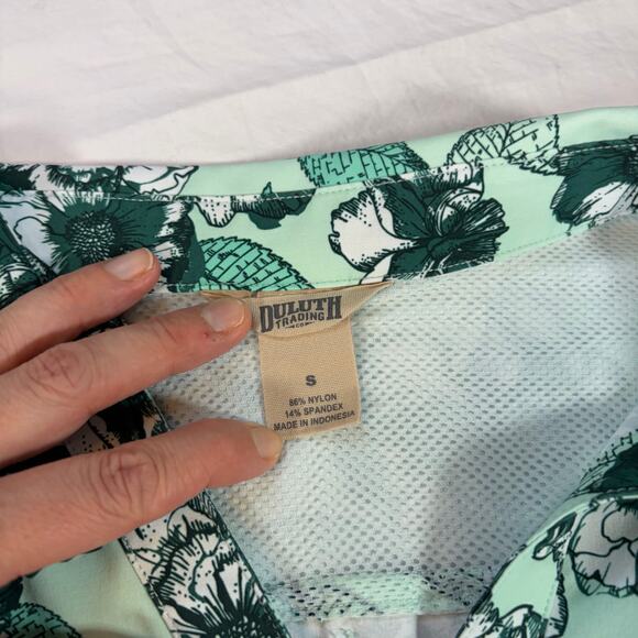Duluth trading womens sidewinder long sleeve green floral button up.  Size S - Picture 5 of 6
